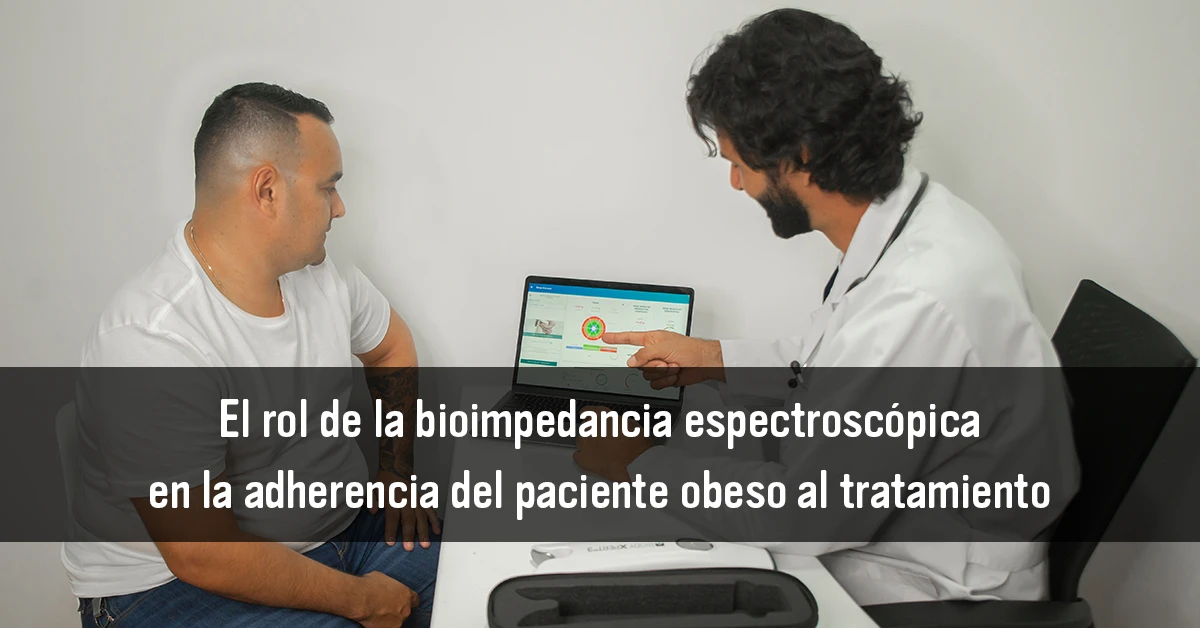 Médico explicando resultados de composición corporal y bioimpedancia espectroscópica a un paciente usando el software BiodyManager.
