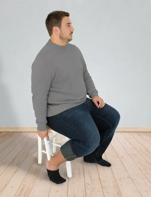 Man taking a cable-free bioimpedance measurement with the Biody Xpert ZM3 device placed on his heel.