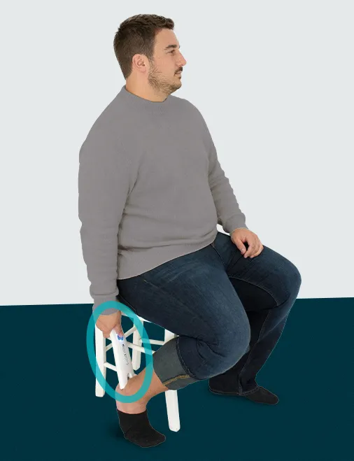 Man taking a cable-free bioimpedance measurement with the Biody Xpert ZM3 device placed on his heel.