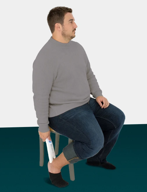 Homme réalisant une mesure de bioimpédance sans câble avec l'appareil Biody Xpert ZM3 placé sous le talon.